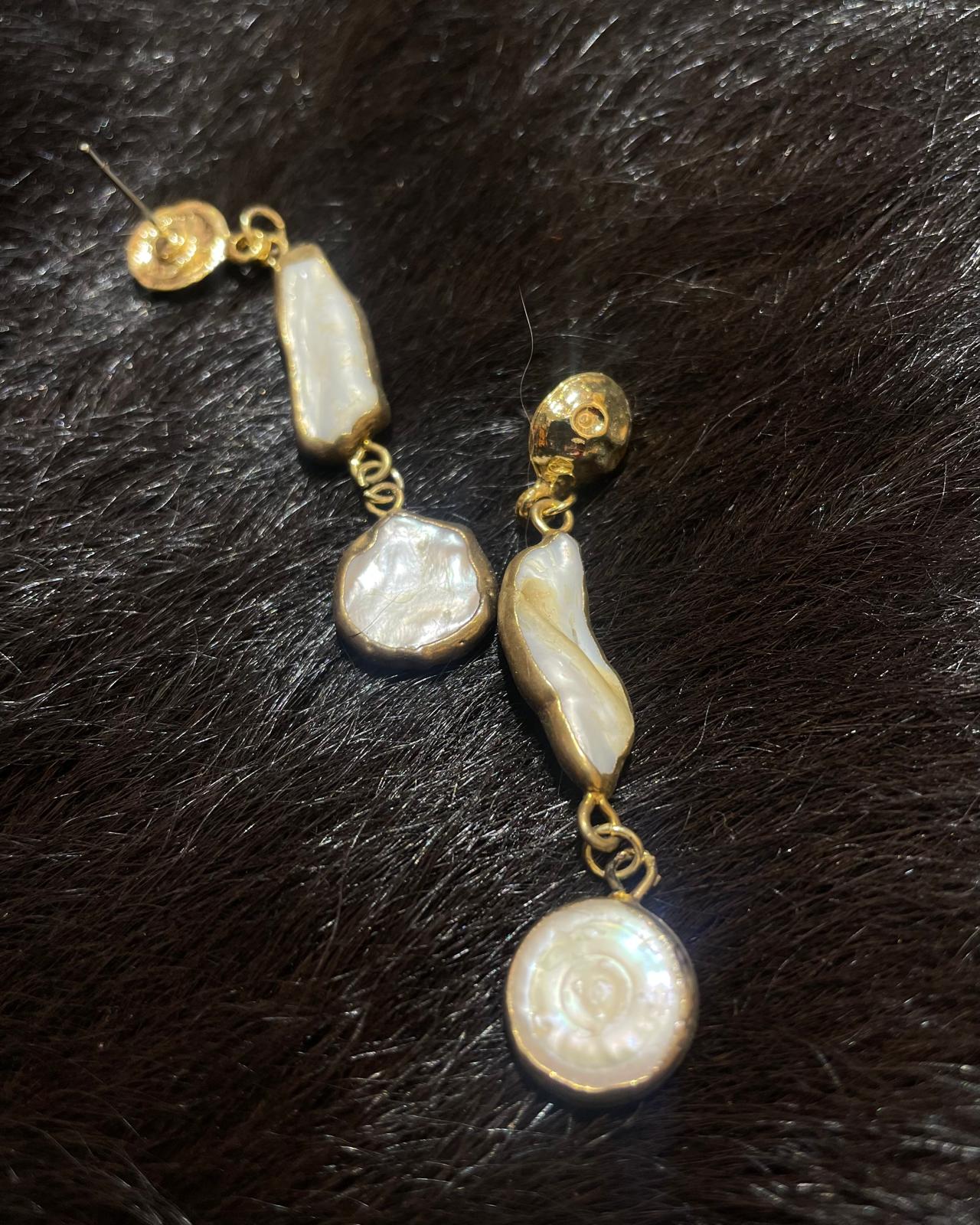Asimetrik Dizayn 22K Gold Kaplama El Yapımı Sedef Küpe