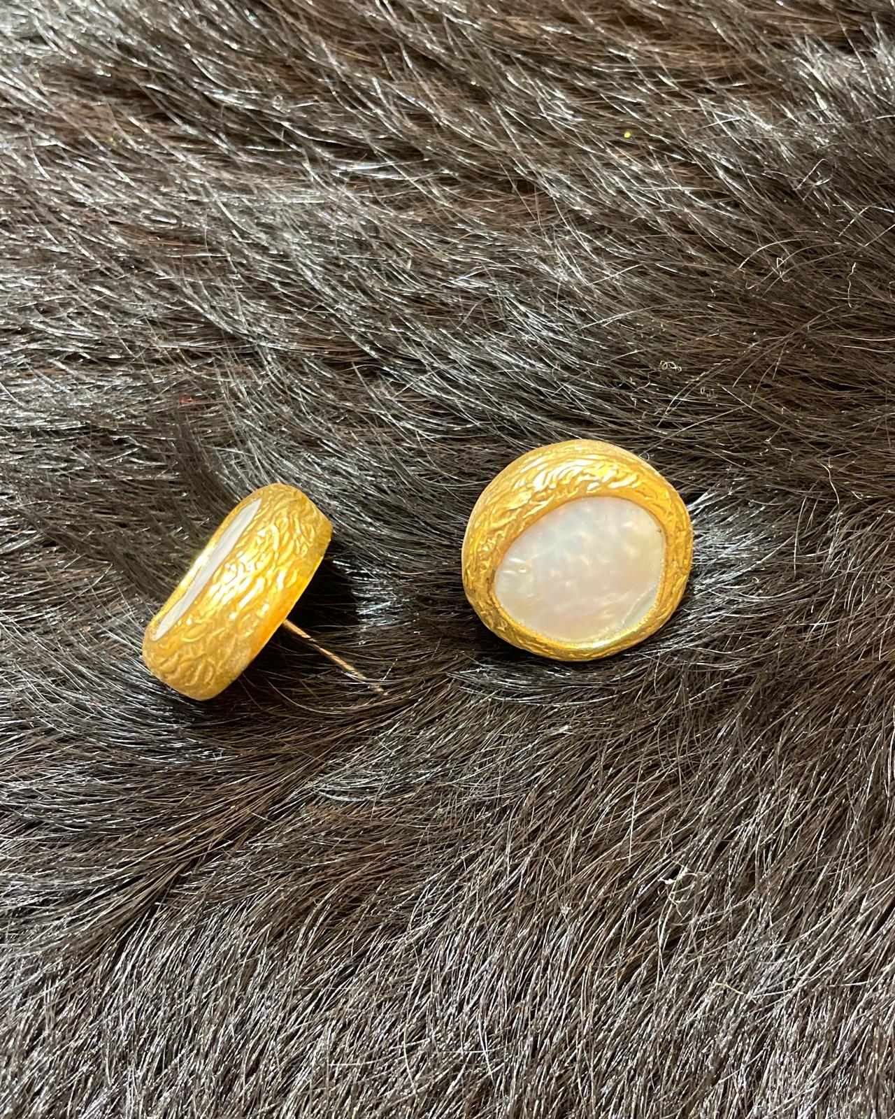 Düğme İnci 22K Gold Kaplama El Yapımı Küpe