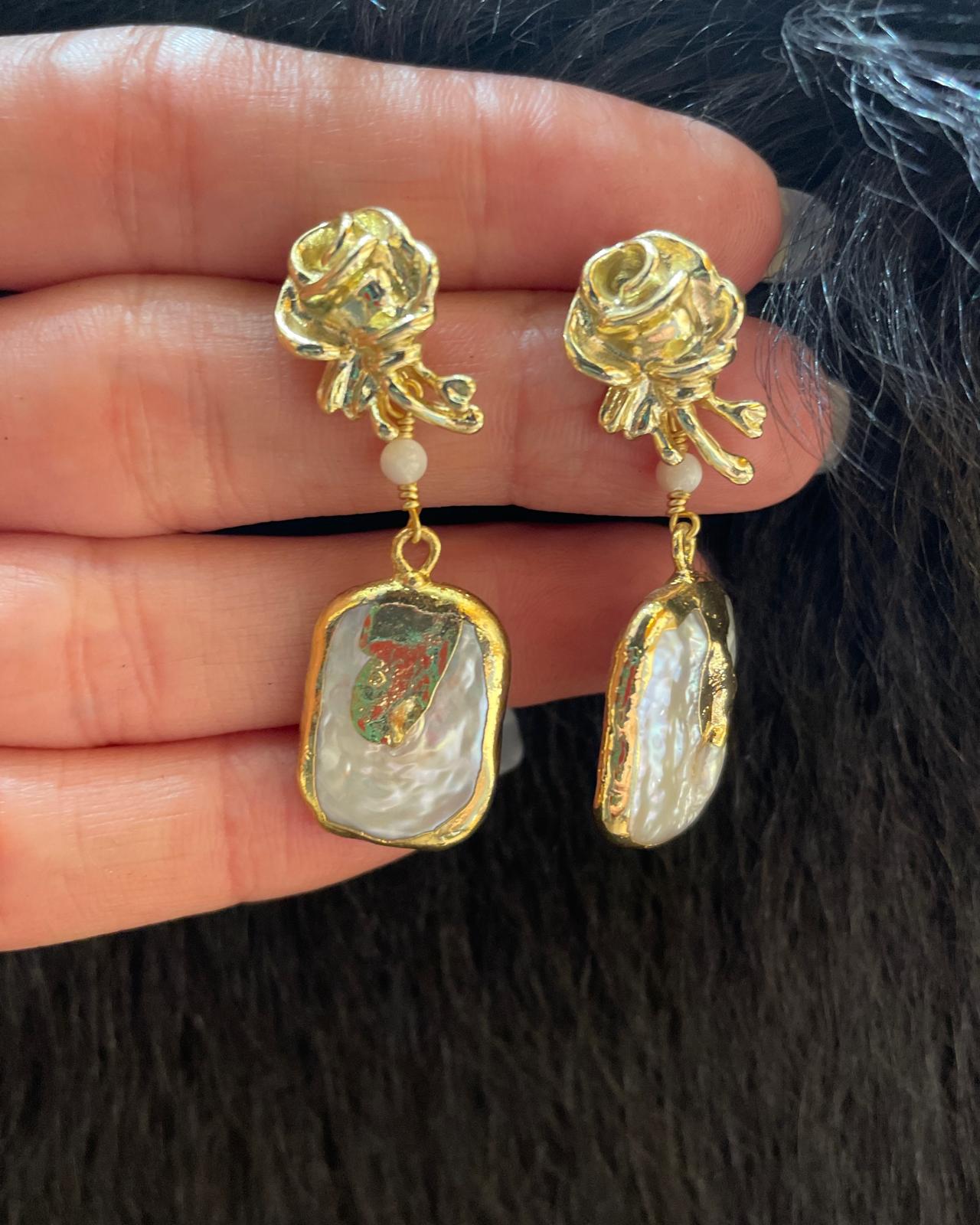 Gül Detaylı Doğal Sedef 22K Gold Kaplama El Yapımı Küpe