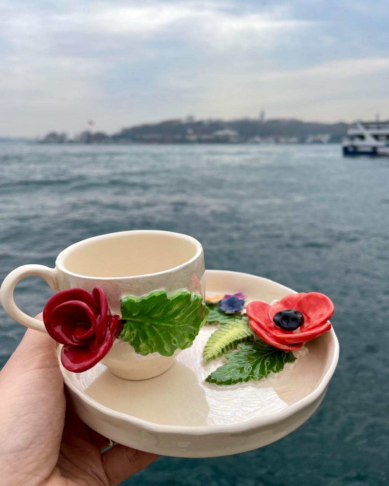 Kırmızı Gül Motifli Çiçek Detaylı El Yapımı Seramik Fincan Set