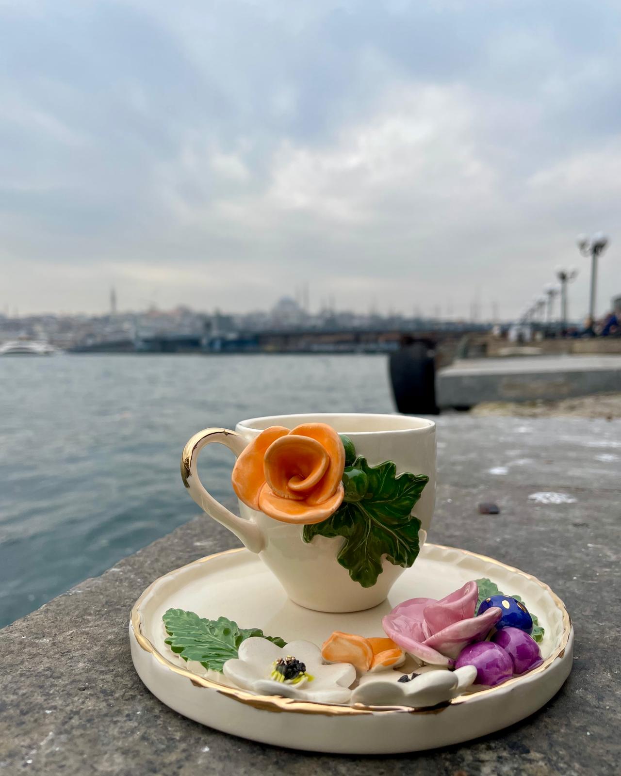 Turuncu Gül Motifli Renkli Çiçekler El Yapimi Seramik Fincan Seti